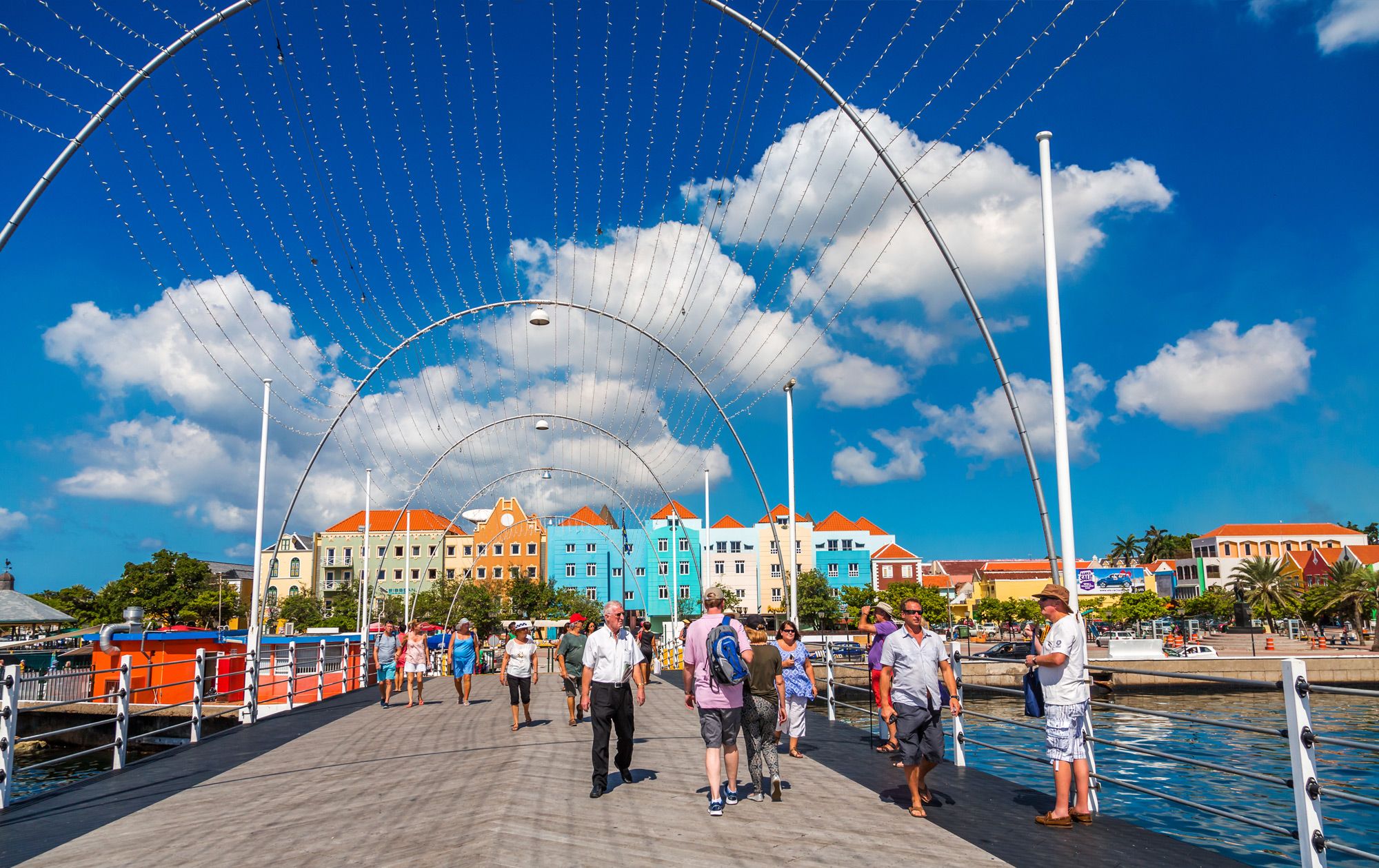 how many tourists visit curacao each year