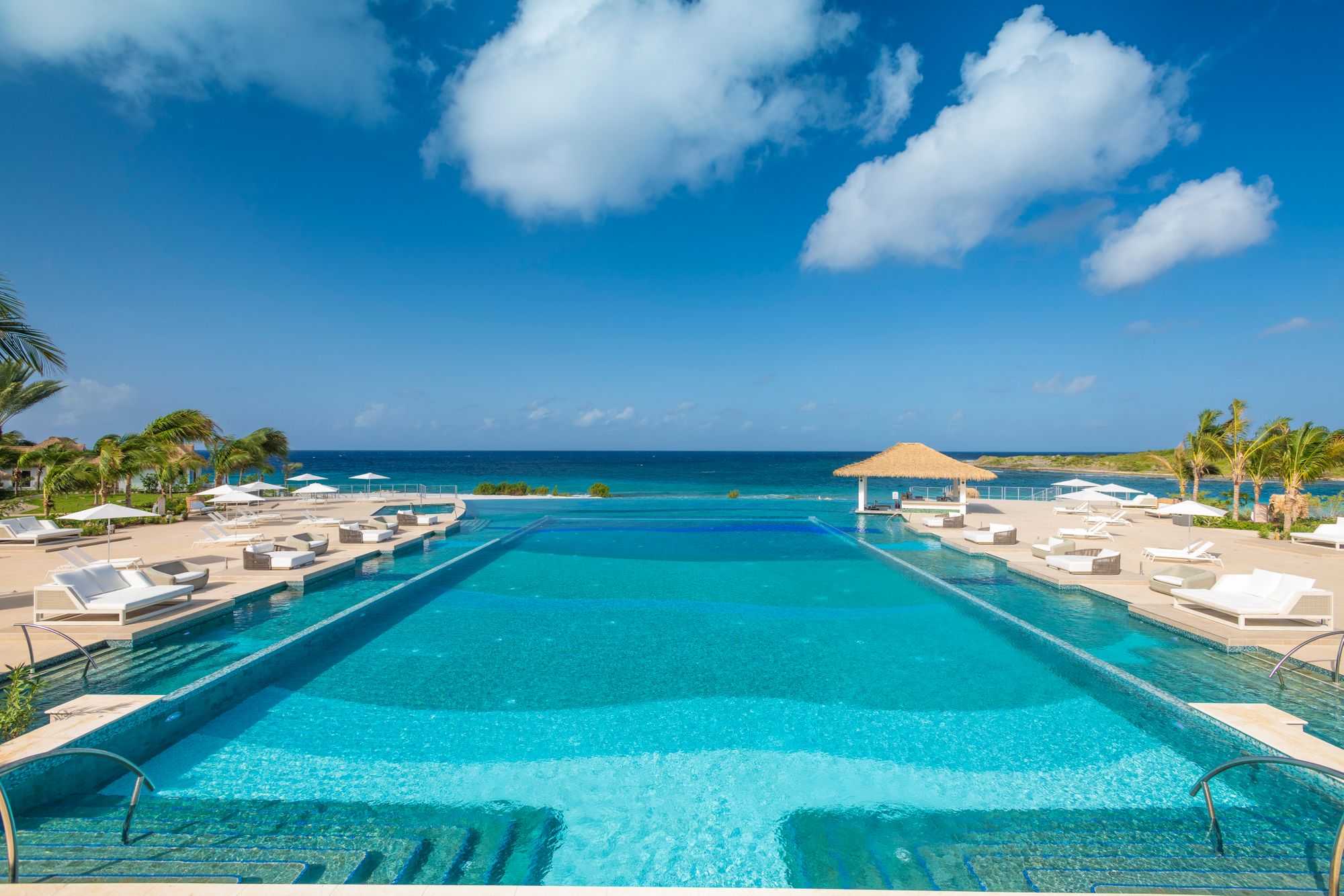 Sandals-Royal-Curacao_Dos-Awa-Infinity-Pool_-5