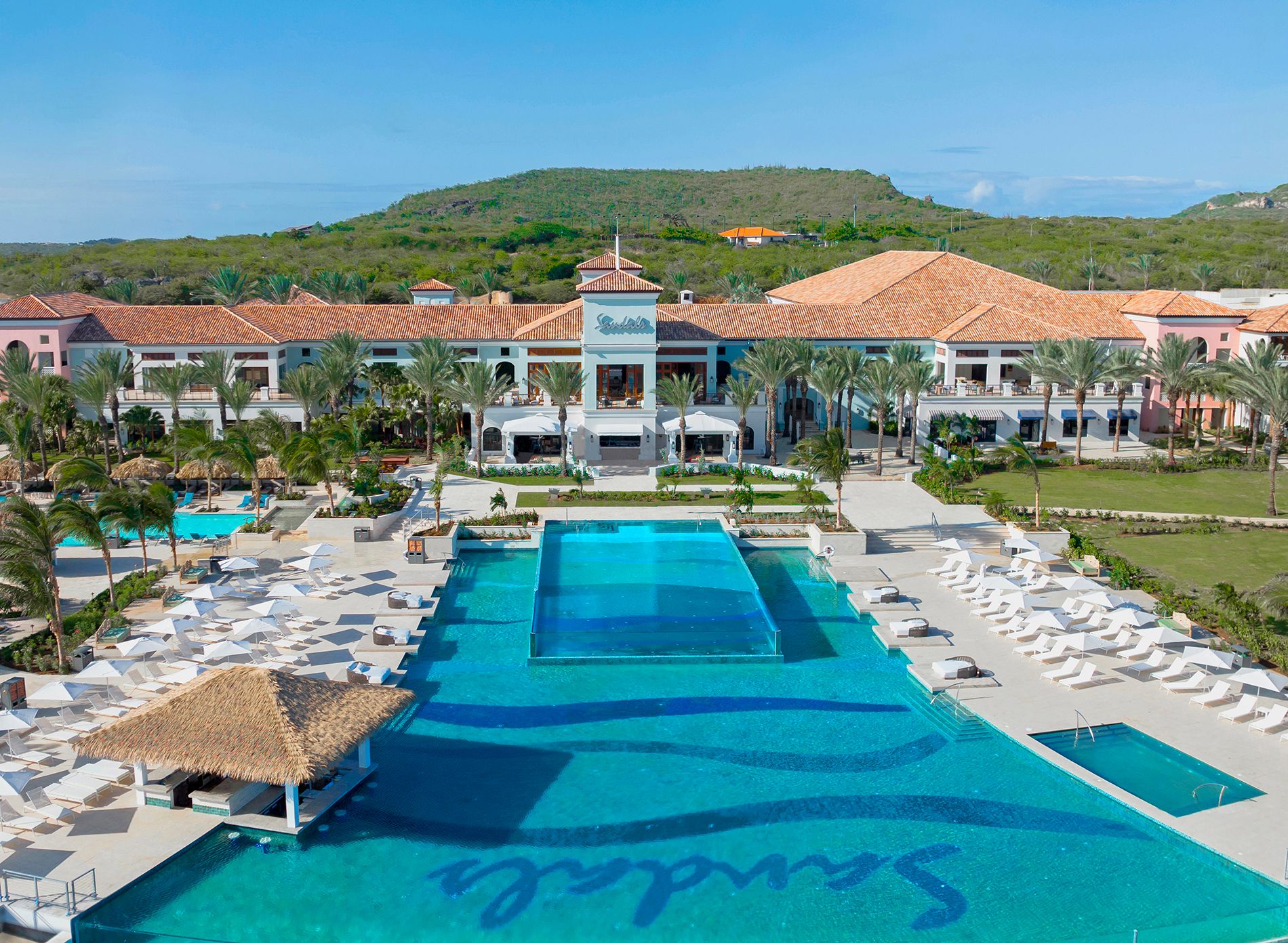 Sandals-Royal-Curacao_Dos-Awa-Infinity-Pool_-1