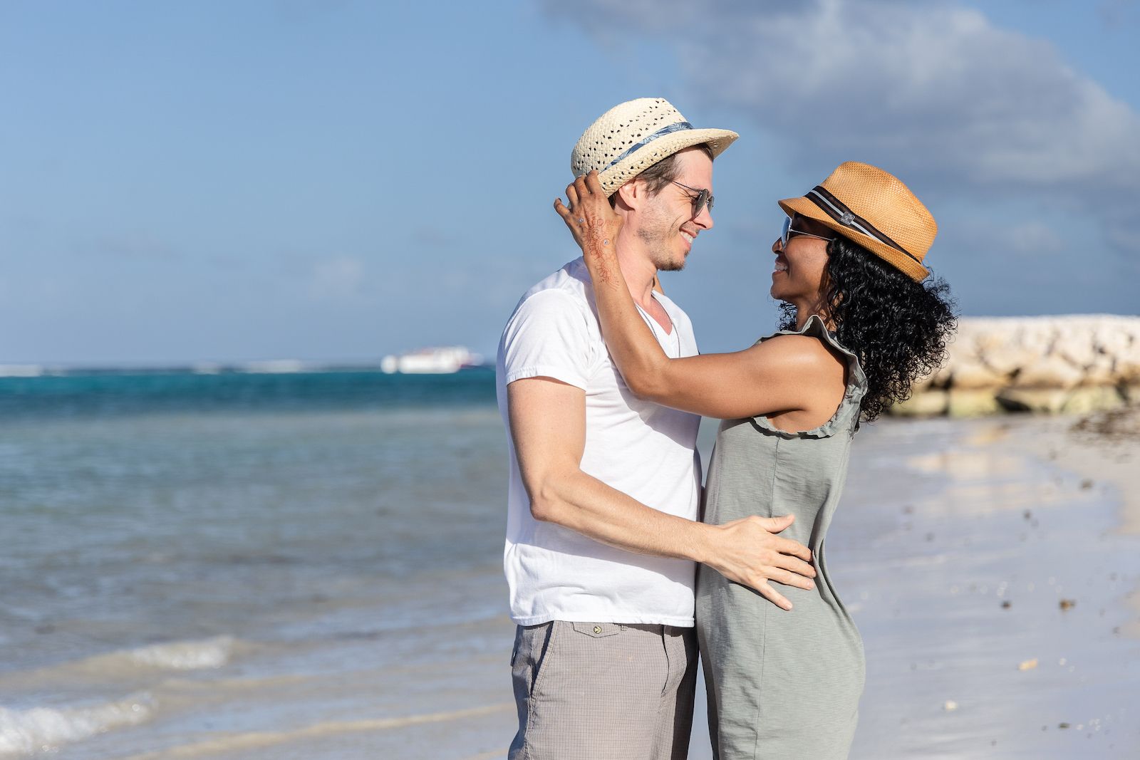 mathew lawrence and rozonda thomas hugging at sandals dunns river