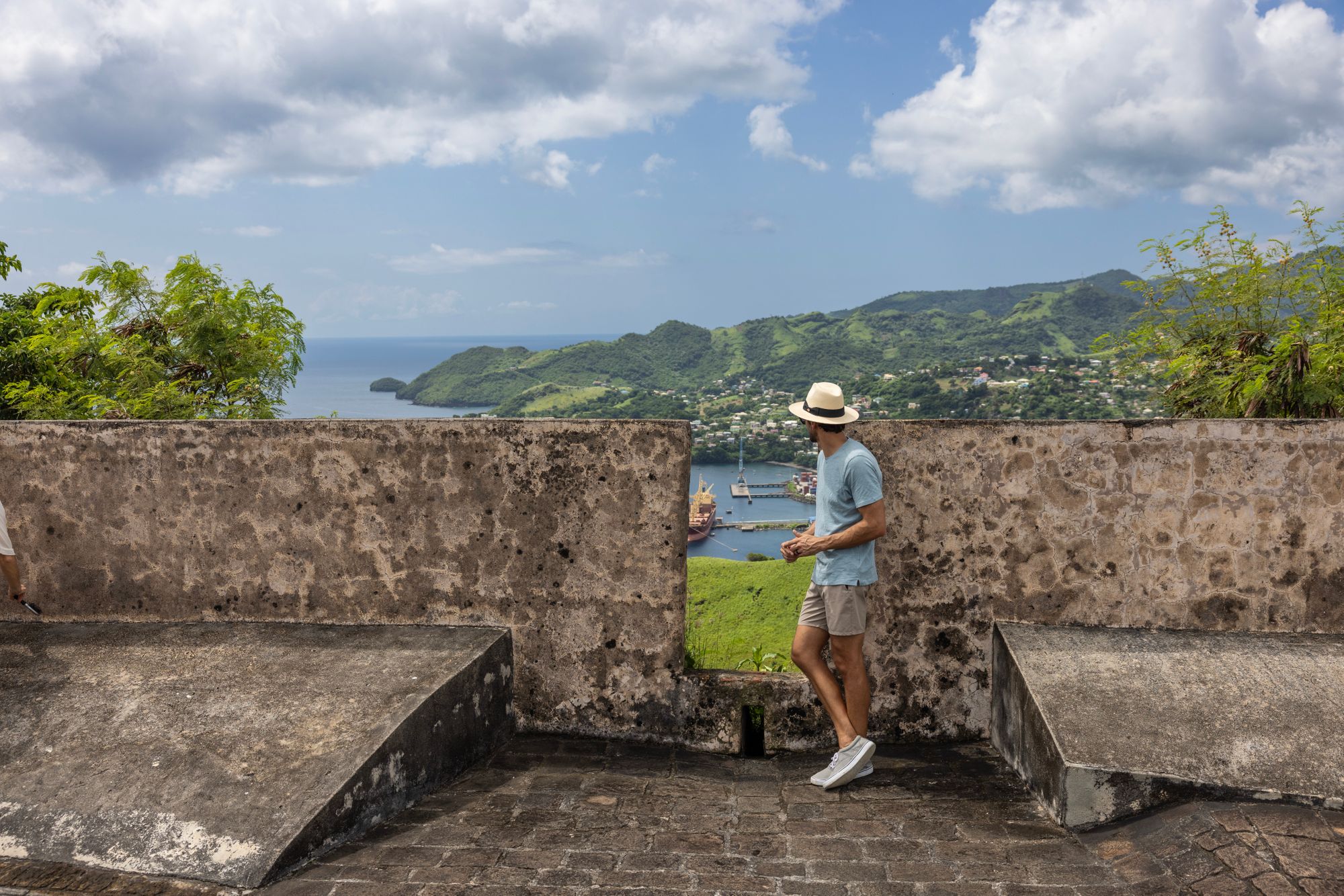 Hombre admirando las vistas de Saint Vincent desde las ruinas