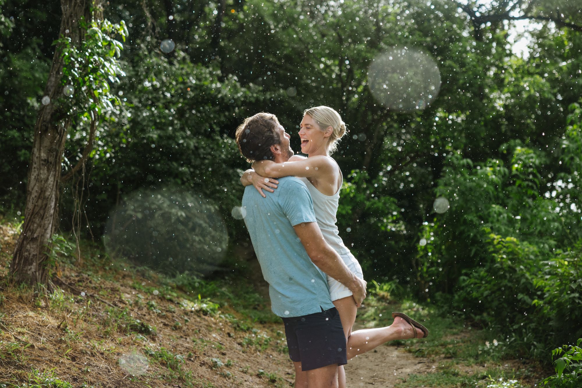 Pareja explorando Saint Vincent hombre levanta mujer