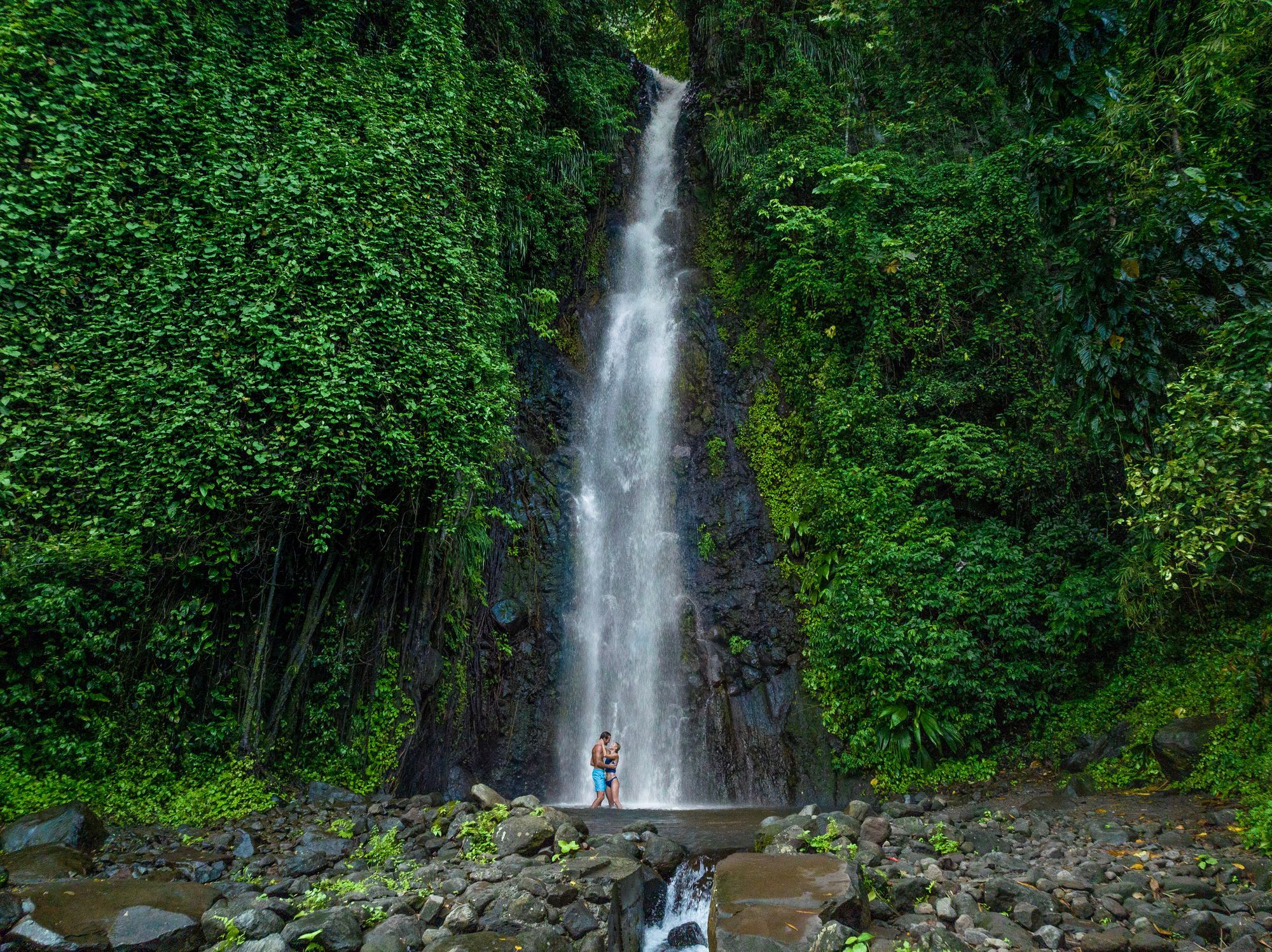 couple-at-darkview-falls-saint-vincent