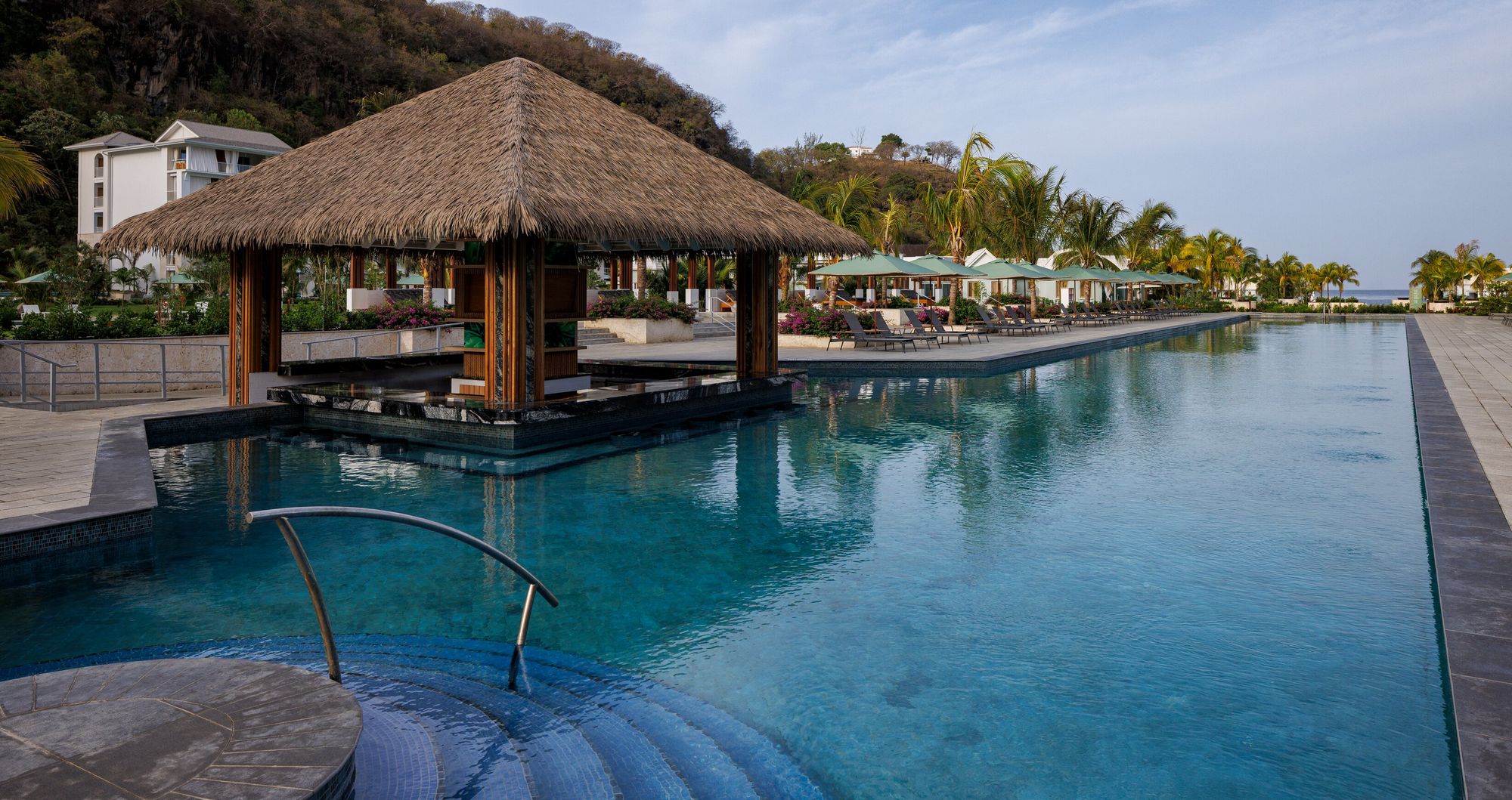 Web-Version-SSV-Bar-Swim-up-Bar-1-St. Vincent