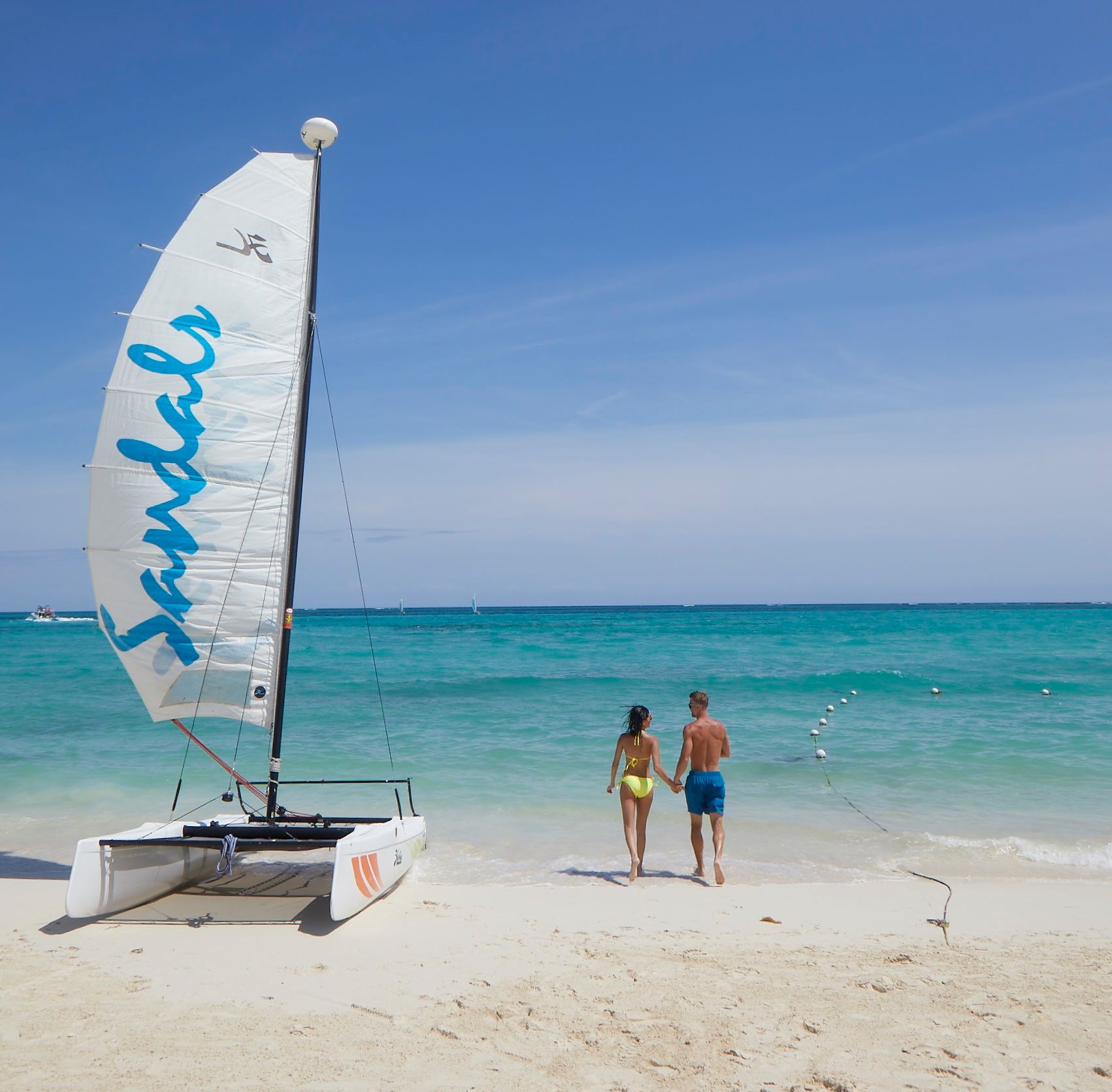 Sandals-Royal-Bahamian-Lifestyle-Couple-Hobie-Cat-Watersport-2-1